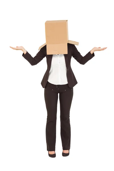 Empresária encolhendo ombros com caixa sobre cabeça — Fotografia de Stock