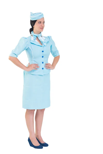 Hübsche Stewardess mit Händen auf Hüften — Stockfoto