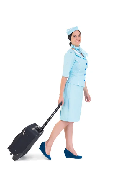 Hübsche Stewardess zu Fuß mit Koffer — Stockfoto