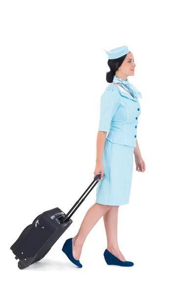 Hübsche Stewardess zu Fuß mit Koffer — Stockfoto