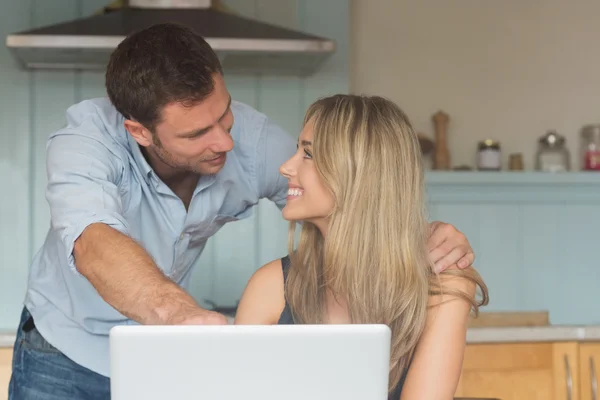 Couple mignon en utilisant un ordinateur portable ensemble — Photo