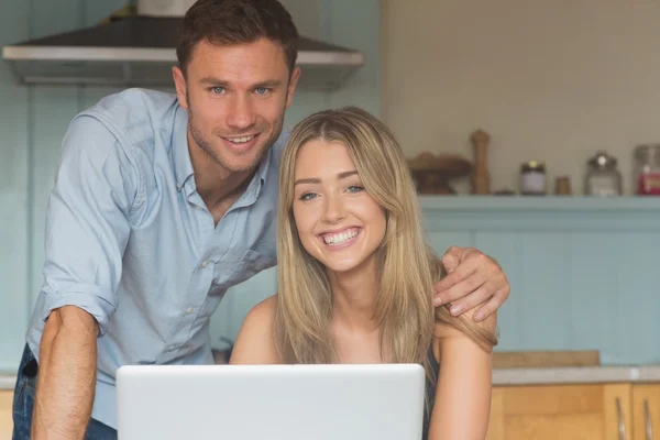 Söta par använder laptop tillsammans — Stockfoto