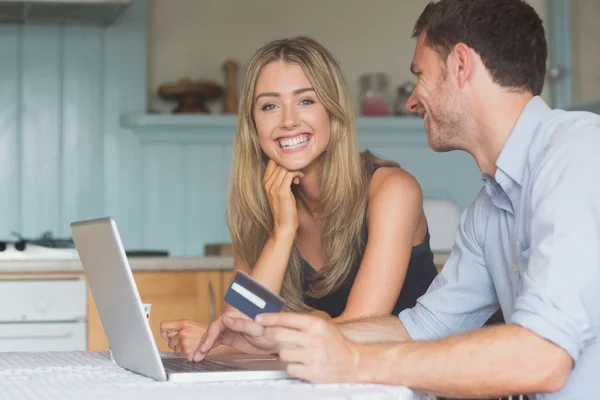 Linda pareja usando el ordenador portátil juntos para comprar en línea —  Fotos de Stock