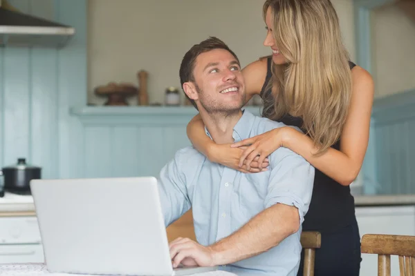 Söta par använder laptop tillsammans — Stockfoto