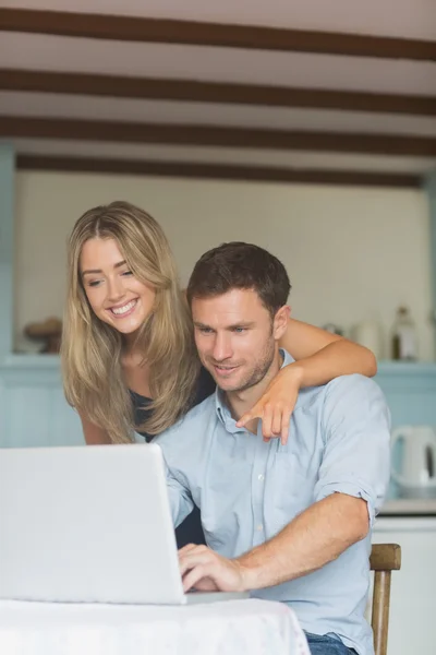 Casal bonito usando laptop juntos — Fotografia de Stock