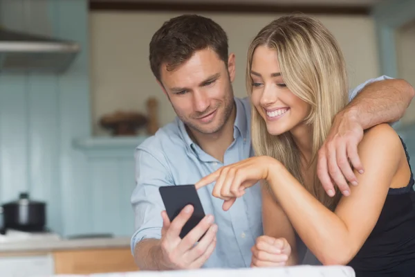 Casal bonito usando smartphone juntos — Fotografia de Stock