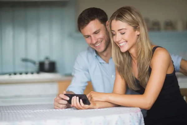 Söt par med smartphone tillsammans — Stockfoto