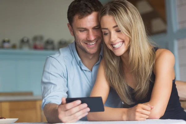 Linda pareja utilizando el teléfono inteligente juntos —  Fotos de Stock