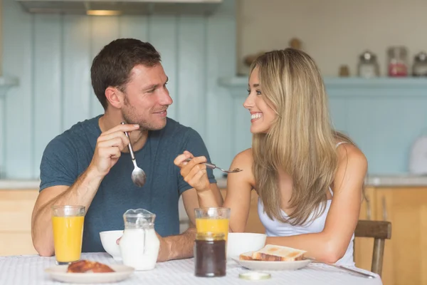 Cute couple having breakfast together — Stock Photo, Image