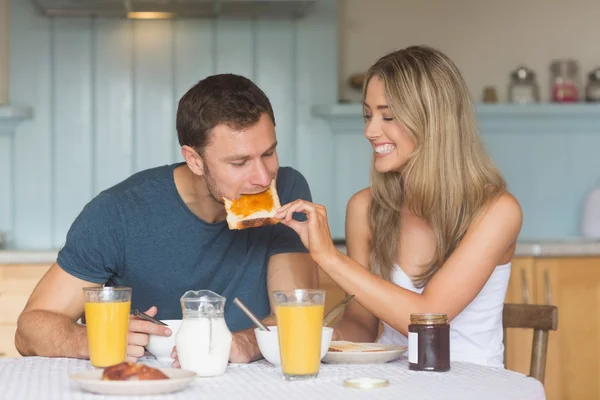 Cute couple having breakfast together — Stockfoto