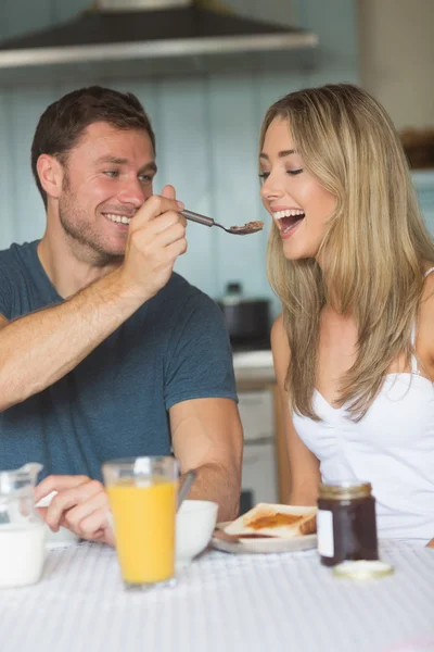 Söta par ha frukost tillsammans — Stockfoto