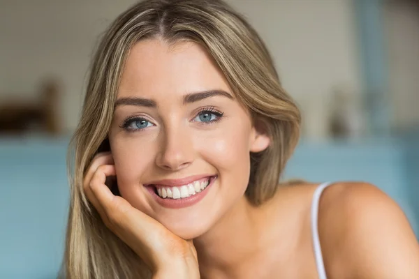 Hübsche Blondine lächelt in die Kamera — Stockfoto