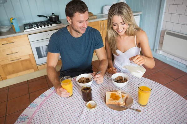 可爱的情侣在一起吃早餐 — 图库照片