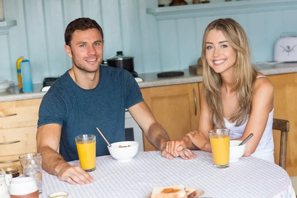 朝食を一緒に持っているかわいいカップル — ストック写真