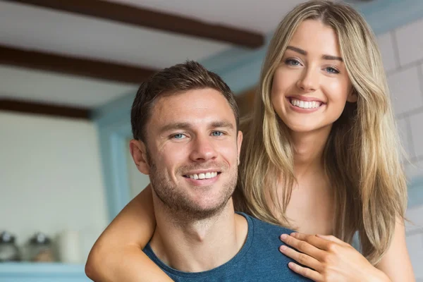 Couple mignon souriant à la caméra — Photo