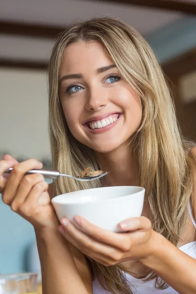 Söt blondin med spannmål för frukost — Stockfoto