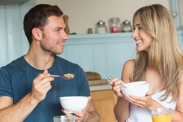 Linda pareja teniendo cereal para el desayuno — Foto de Stock