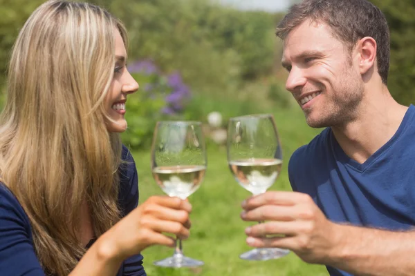 Linda pareja de tostadas con vino blanco — Foto de Stock