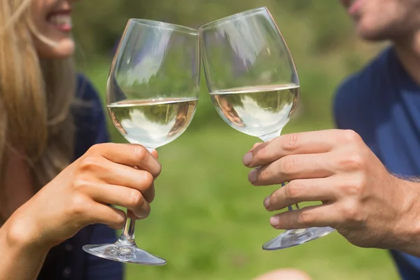 Linda pareja de tostadas con vino blanco — Foto de Stock