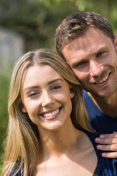 Söta par ler mot kameran — Stockfoto