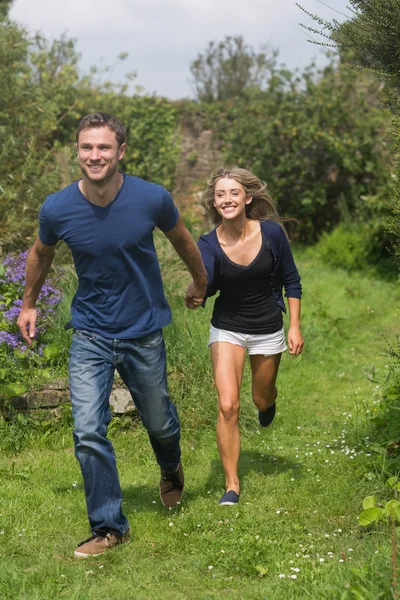Симпатичная пара, бегущая за руки — стоковое фото