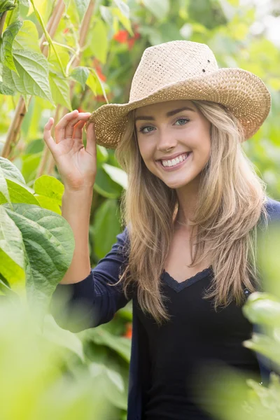 Bonita rubia sonriendo a la cámara — Foto de Stock