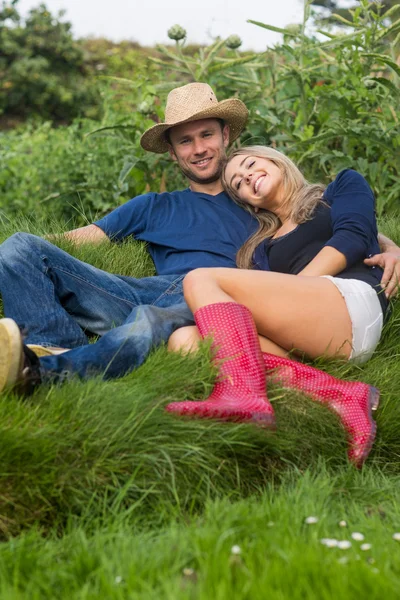 草でリラックスかわいいカップル — ストック写真