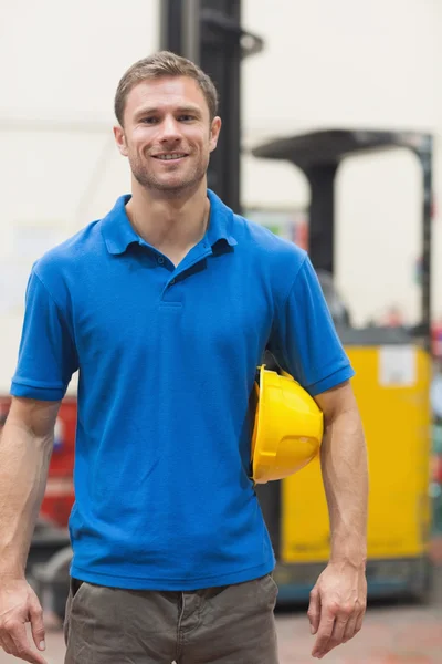 Beau travailleur d'entrepôt souriant à la caméra — Photo