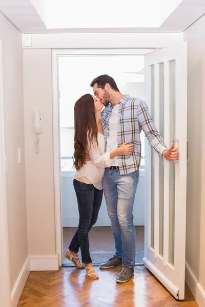 Roztomilý pár vchází dveřmi — Stock fotografie
