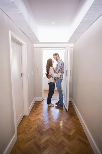 Bonito casal de pé no corredor — Fotografia de Stock