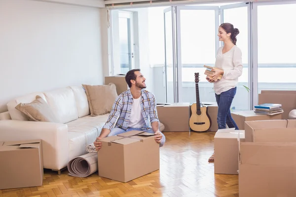 Cute couple unpacking cardboard boxes — Stock Photo, Image