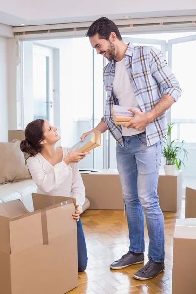 Cute couple unpacking cardboard boxes — Stock Photo, Image