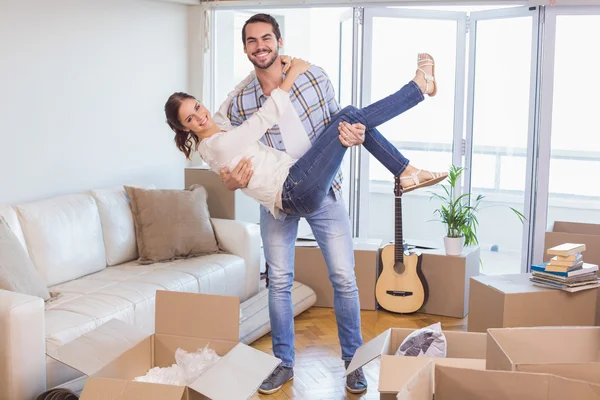 Cute couple unpacking cardboard boxes — Stock Photo, Image