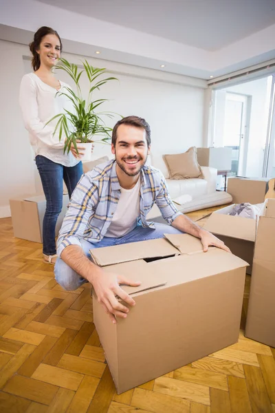 Cute couple unpacking cardboard boxes — Stock Photo, Image