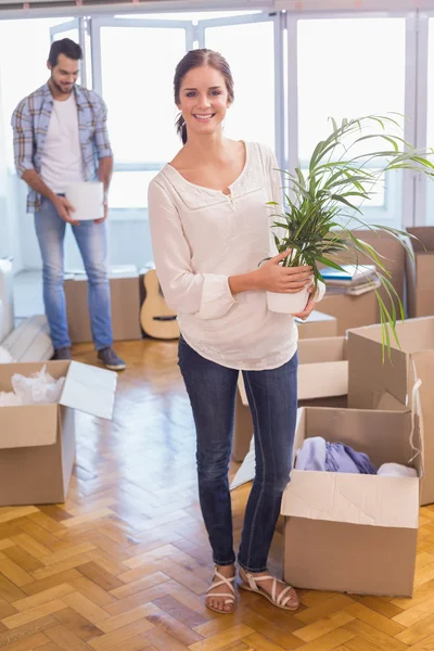 Cute couple unpacking cardboard boxes — Stock Photo, Image