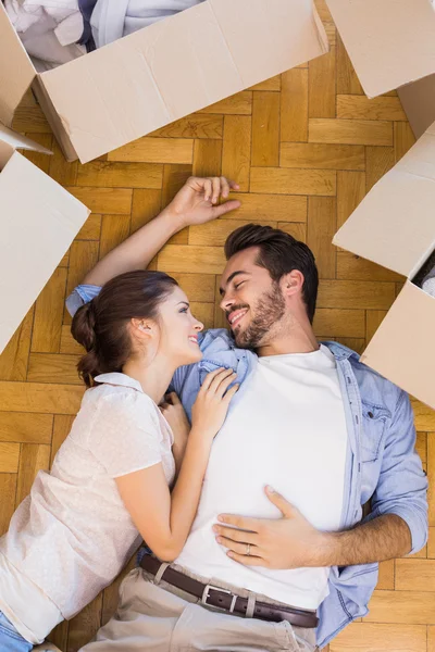 Söta par liggande på golvet — Stockfoto
