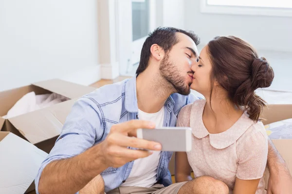 Χαριτωμένο ζευγάρι που αναλαμβάνει μια selfie — Φωτογραφία Αρχείου