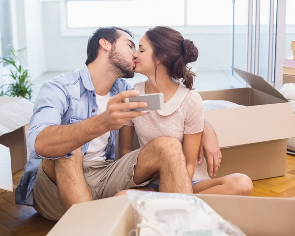 Bonito casal tirando uma selfie — Fotografia de Stock