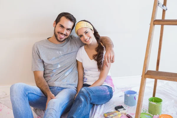 Linda pareja a punto de pintar sala de estar — Foto de Stock