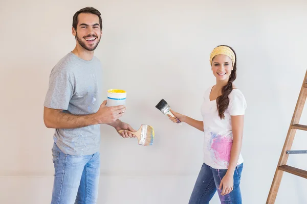 Linda pareja pintando la pared — Foto de Stock