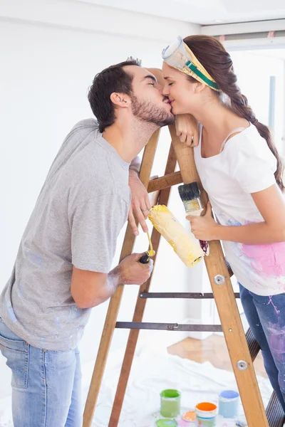 Niedliches Paar dekoriert Wohnzimmer — Stockfoto