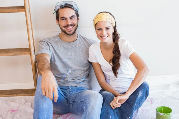Linda pareja redecorando la sala de estar —  Fotos de Stock