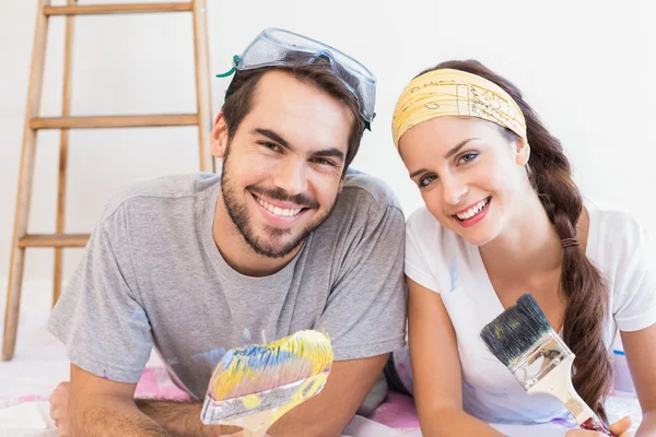 Cute couple redecorating living room — Stock Photo, Image