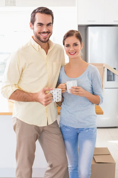 Young couple smiling at the camera — Stock Photo, Image