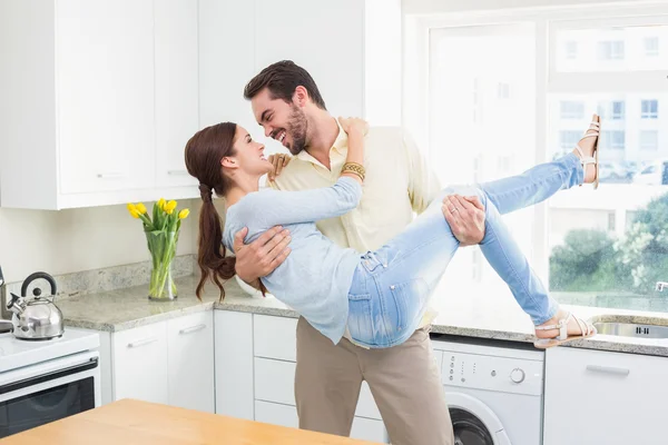 Pareja joven divirtiéndose juntos — Foto de Stock