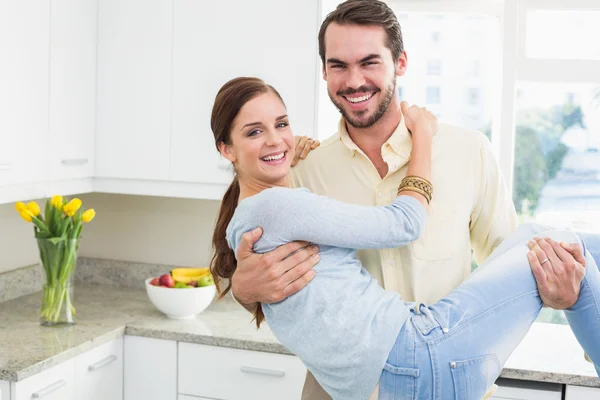 Junges Paar, das zusammen Spaß hat — Stockfoto