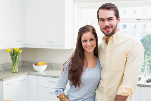 Jeune couple souriant à la caméra — Photo