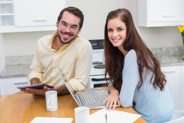 Mladý pár se usmívá na fotoaparátu pomocí technologie — Stock fotografie
