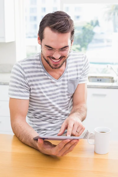 Hombre joven usando la tableta mientras toma café —  Fotos de Stock