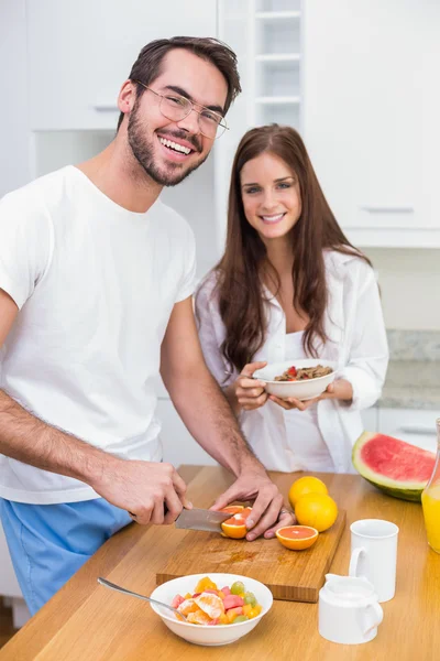 Ungt par förbereda en hälsosam frukost — Stockfoto